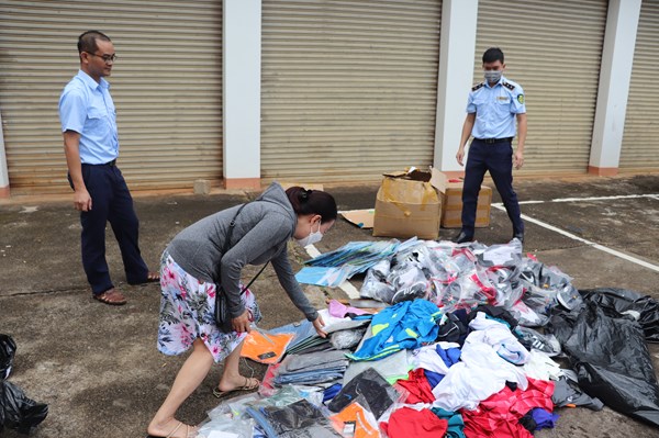 Tiêu hủy hơn 300 sản phẩm hàng hóa giả mạo nhãn hiệu nổi tiếng