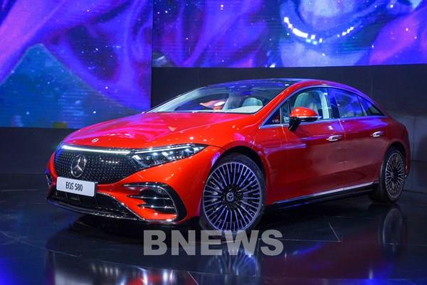 Mercedes-Benz Việt Nam ra mắt sedan EQS thuần điện đi được gần 800km/lần sạc