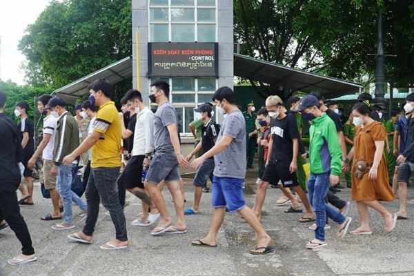 Hơn 800 lao động tự do ở Campuchia về nước qua Cửa khẩu quốc tế Mộc Bài