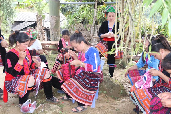 Phát triển du lịch cộng đồng gắn với văn hóa dân tộc Mông ở Bản Lao Chải 1