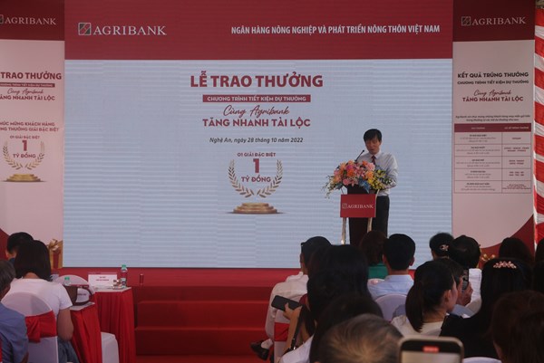 Nghệ An: Agribank trao tặng 1 tỷ đồng cho khách hàng gửi tiền tiết kiệm 
