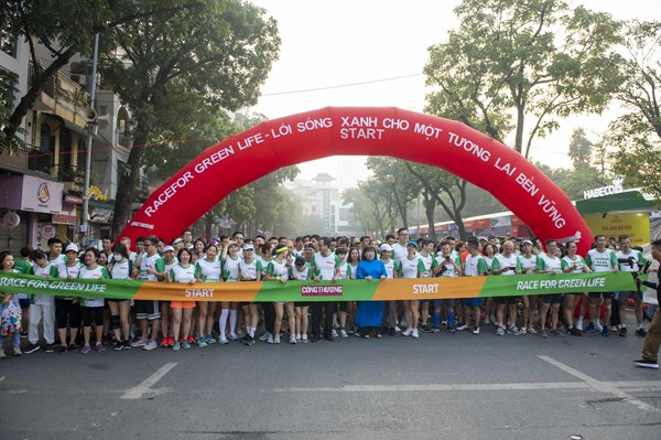 Gần 800 người tham gia Giải chạy “Race for Green Life”