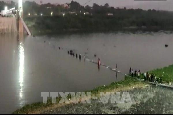 Sập cầu treo tại bang Gujarat (Ấn Độ)