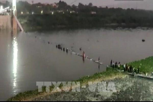 Vụ sập cầu ở Ấn Độ: Hàng trăm người rơi xuống sông