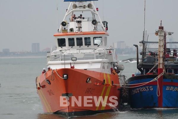 Tàu Sar 412 kịp thời ứng cứu 13 thuyền viên gặp nạn dưới ảnh hưởng của bão số 7