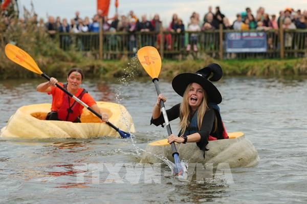 Độc đáo cuộc đua chèo thuyền bí ngô