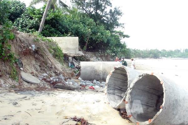 Phú Yên: Triều cường kết hợp sóng lớn xâm thực sâu vào khu dân cư