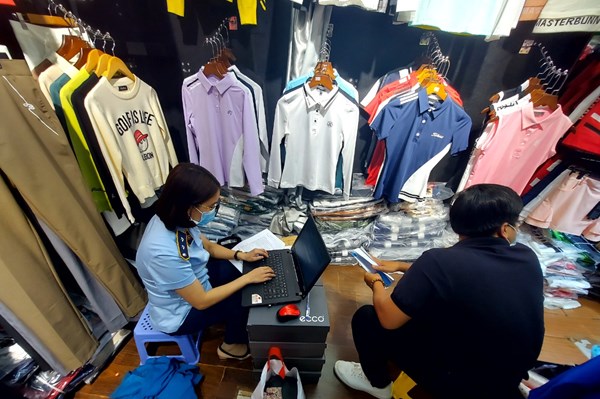 Tịch thu lượng lớn hàng giả tại trung tâm thương mại Sài Gòn Square
