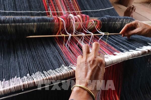 Nghề dệt thổ cẩm của dân tộc Bahnar (Gia Lai)