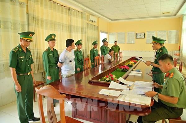 Bắt tạm giam hai đối tượng vi phạm quy định về xuất nhập cảnh