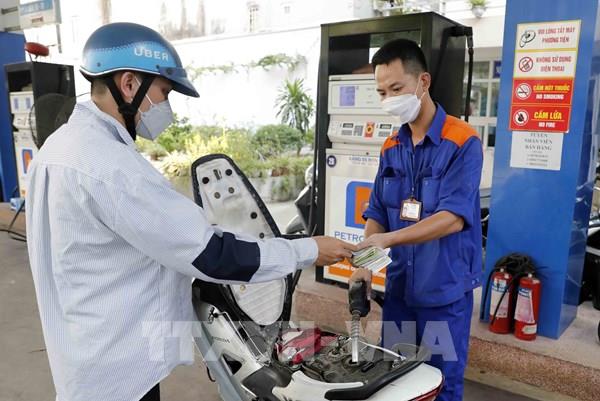 Làm gì để kìm đà tăng giá xăng?