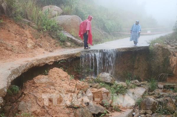 Giao thông miền núi Quảng Ngãi còn ngổn ngang sau mưa, bão
