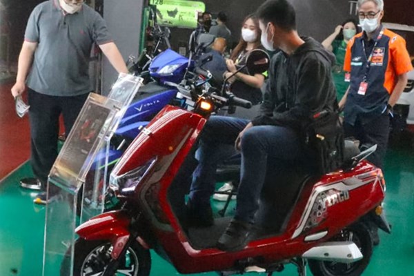 Indonesia đặt mục tiêu sản xuất 2 triệu xe máy điện vào năm 2024