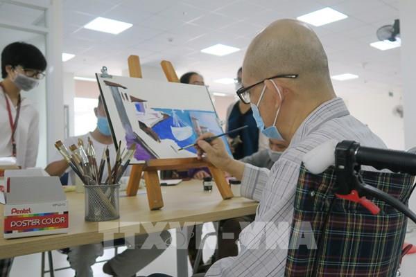 Nhiều người bệnh sau đột quỵ đã hồi phục nhờ lớp vẽ đặc biệt ở bệnh viện​