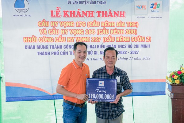 FPT “chung tay” xây hàng trăm cây cầu và tặng quà cho học sinh nghèo miền Tây