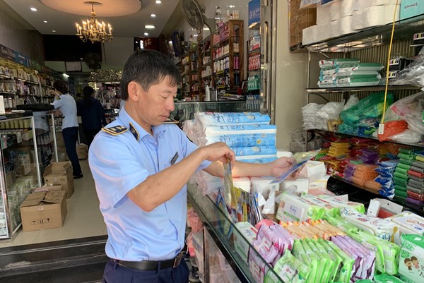 Tạm giữ hơn 1.000 sản phẩm mỹ phẩm có dấu hiệu nhập lậu 