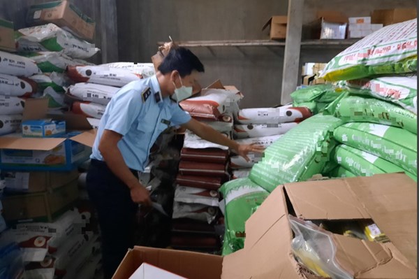 Xử phạt cơ sở có nhiều vi phạm trong kinh doanh phân bón