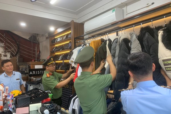 Thu giữ hàng trăm áo phao nhập lậu bán trên thương mại điện tử