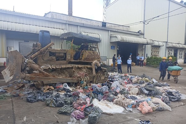 Giám sát tiêu hủy tang vật vi phạm hành chính trị giá trên 2,5 tỷ đồng ﻿