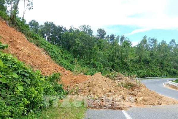 Chậm khắc phục sạt lở trên tuyến đường đèo Hải Vân