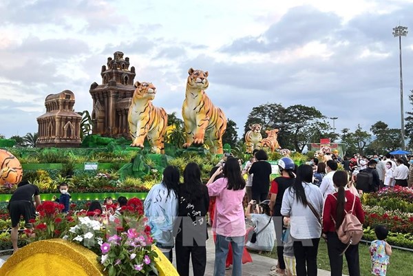 Hợp tác khai thác tiềm năng du lịch hai tỉnh Quảng Bình và Bình Định