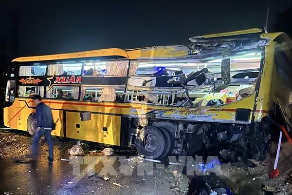 Va chạm giữa xe tải và xe khách khiến 15 người thương vong