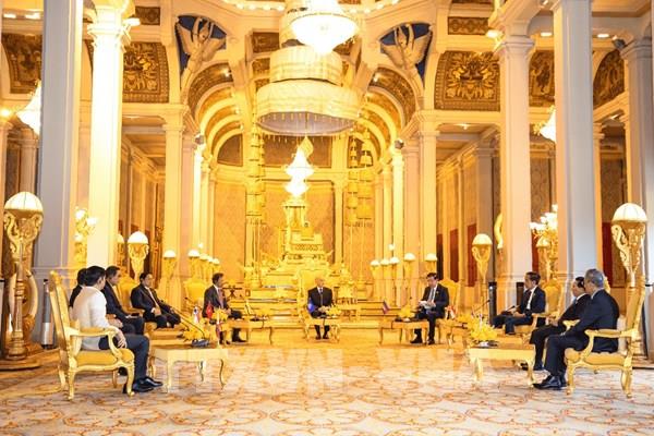 Thủ tướng Phạm Minh Chính cùng lãnh đạo các nước ASEAN tiếp kiến Quốc vương Campuchia