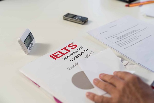 Hội đồng Anh, IDP hoãn tổ chức thi IELTS