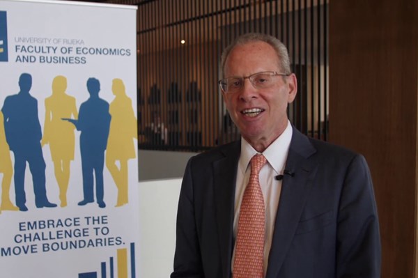 Chuyên gia kinh tế Mỹ thúc giục các ngân hàng ngừng tăng lãi suất