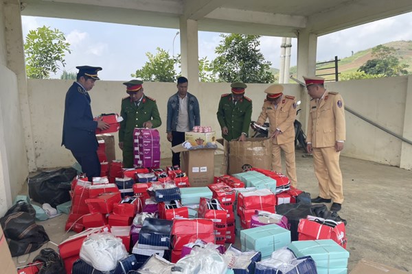 Tạm giữ nhiều hàng hóa giả mạo nhãn hiệu được bày bán cho bà con vùng cao