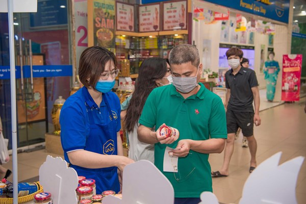 Thuế VAT giảm 2%: Doanh nghiệp, nhà bán lẻ điều chỉnh giá hàng hóa