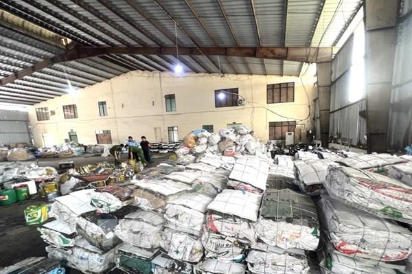 Phát hiện hàng chục tấn chất thải rắn nguy hại trong KCN Biên Hòa 1