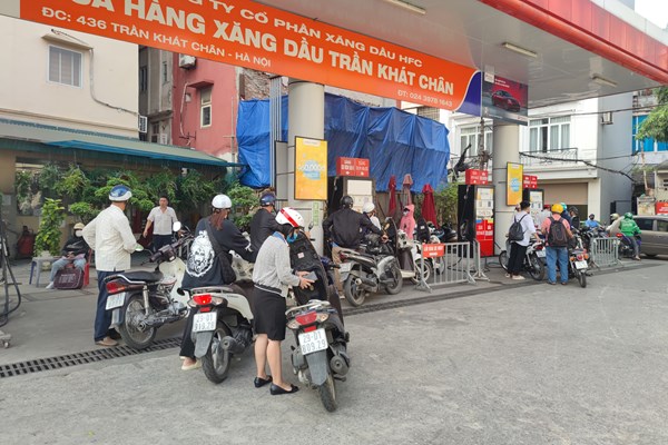 Giảm tình trạng “xếp hàng dài” đổ xăng
