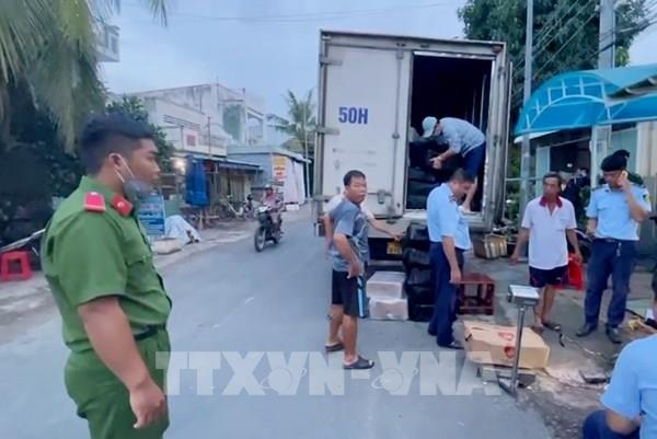 Phát hiện xe tải chở gần 8 tấn thịt trâu, bò đông lạnh, nghi nhập lậu