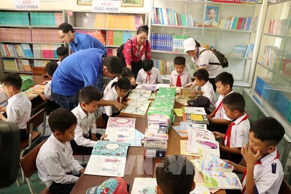 Tủ sách Đinh Hữu Dư đến với học sinh vùng khó khăn của Đắk Lắk