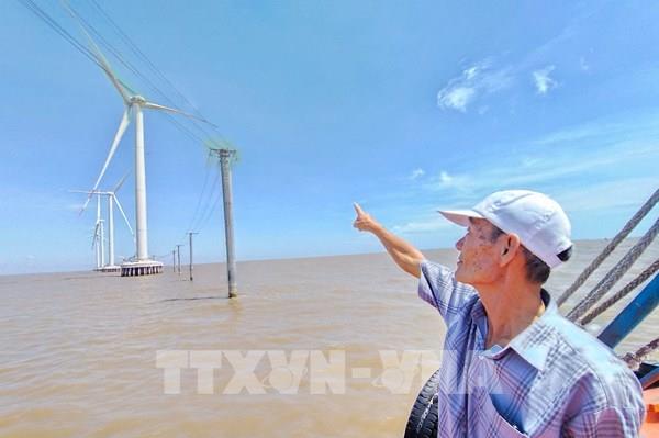 Bến Tre: Tàu đánh cá gặp khó vì vướng đường dây truyền tải điện trên biển