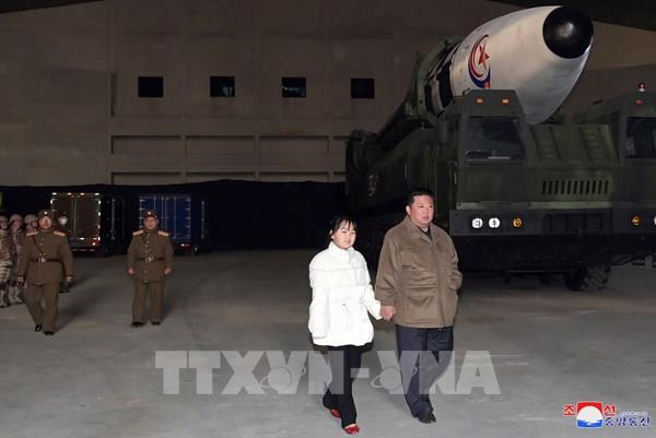 Nhà lãnh đạo Triều Tiên Kim Jong-un giám sát việc phóng thử ICBM