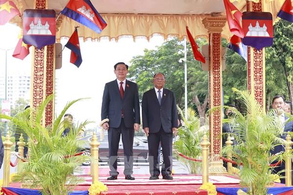 Lễ đón chính thức Chủ tịch Quốc hội Vương Đình Huệ thăm Vương quốc Campuchia