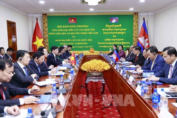 Chủ tịch Quốc hội Vương Đình Huệ hội đàm với Chủ tịch Quốc hội Campuchia Samdech Heng Samrin