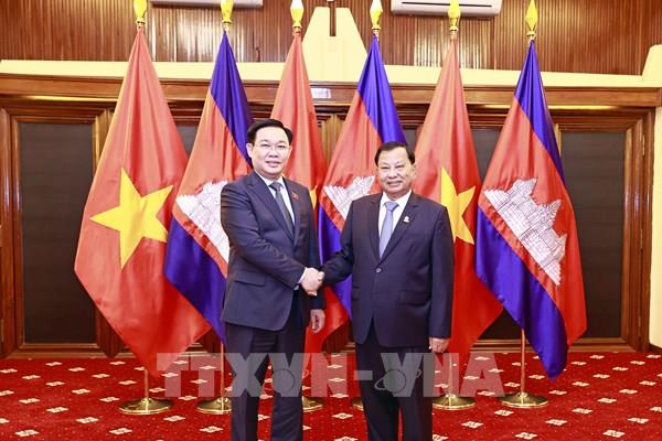 Chủ tịch Quốc hội Vương Đình Huệ hội kiến Chủ tịch Thượng viện Campuchia Samdech Say Chhum