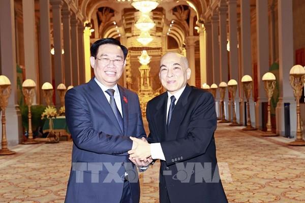 Chủ tịch Quốc hội Vương Đình Huệ chào Quốc vương Campuchia Norodom Sihamoni