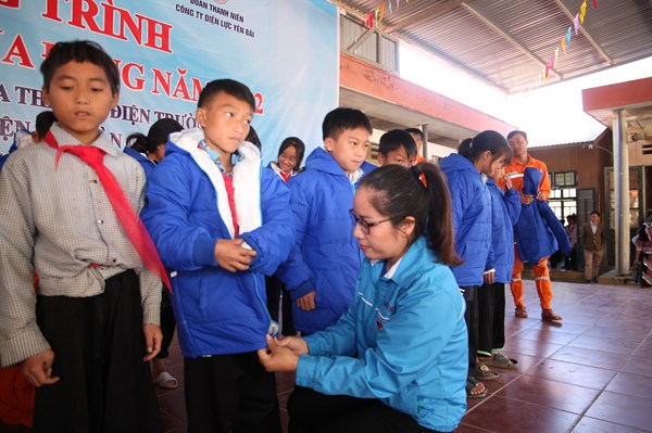 EVNNPC hỗ trợ trường học miền núi nghèo trong tháng Tri ân khách hàng