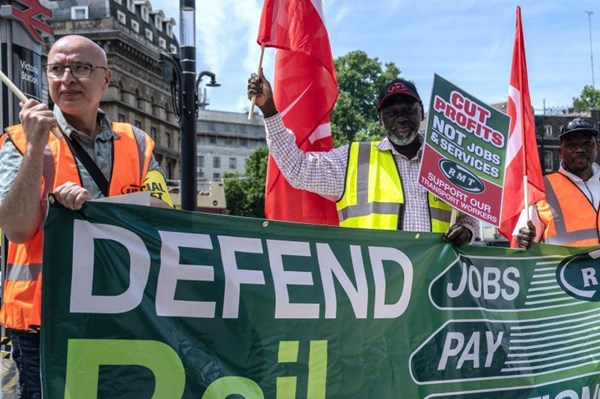 Nguy cơ gián đoạn hoạt động đi lại trước và sau lễ Giáng sinh tại Anh 