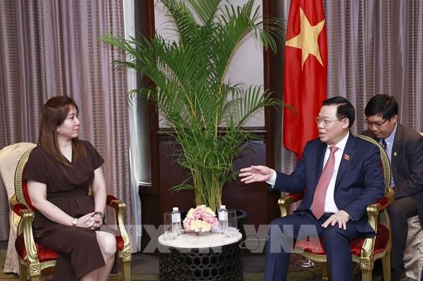 Chủ tịch Quốc hội Vương Đình Huệ tiếp lãnh đạo một số tổng công ty, tập đoàn lớn của Philippines