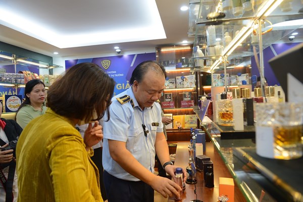 Nhận diện hàng thật, hàng giả trước cao điểm mua sắm Tết 2023