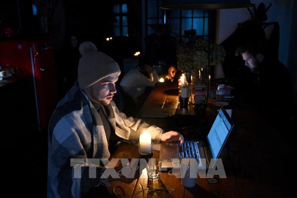 Vẫn còn hơn 6 triệu hộ gia đình ở Ukraine bị mất điện