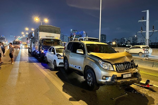 Vụ tai nạn giao thông liên hoàn gây ùn tắc kéo dài trên đường Vành đai 3 Hà Nội