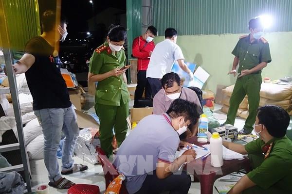 An Giang: Bắt quả tang hai đối tượng sản xuất thuốc bảo vệ thực vật giả