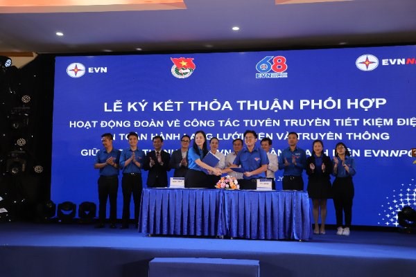 Ký kết phối hợp tuyên truyền tiết kiệm điện và an toàn hành lang lưới điện