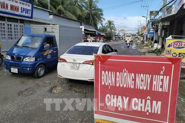 Hàng loạt tuyến đường tại Bến Tre xuất hiện “ổ gà”